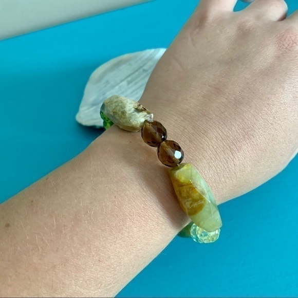 Green Jade Stone Stretch Bracelet - Picture 4 of 4